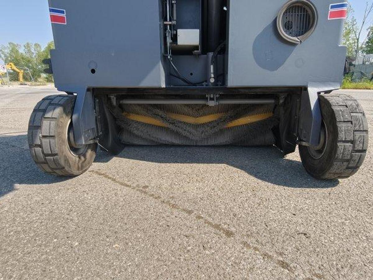 Refurbished REFURBISHED INDUSTRIAL SWEEPER DULEVO 90 DK