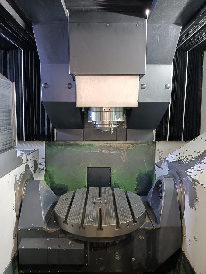 D'occasion CENTER VERTICAL DOOSAN À 5 AXES Mod. VC 630/5AX