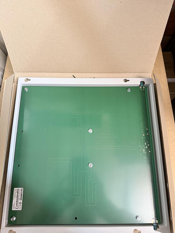 Antenna ETSI 865-868 MHz, 5 dBic 2xFAKRA connect; 33cm x 34cm; with protective cover
PN: 52010524