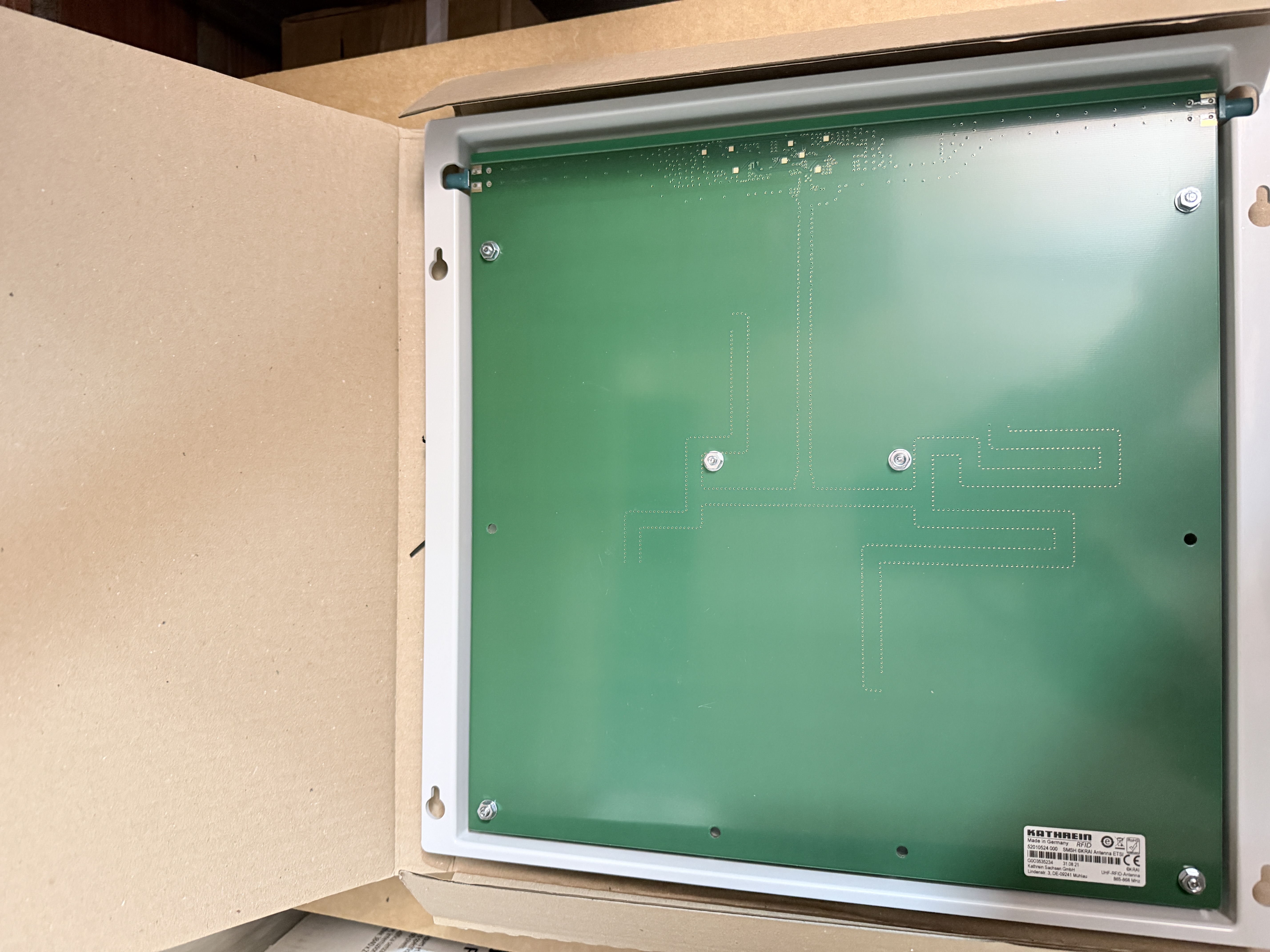 Antenna ETSI 865-868 MHz, 5  dBic 2xFAKRA connect;  33cm x 34cm; with protective cover 
PN: 52010524