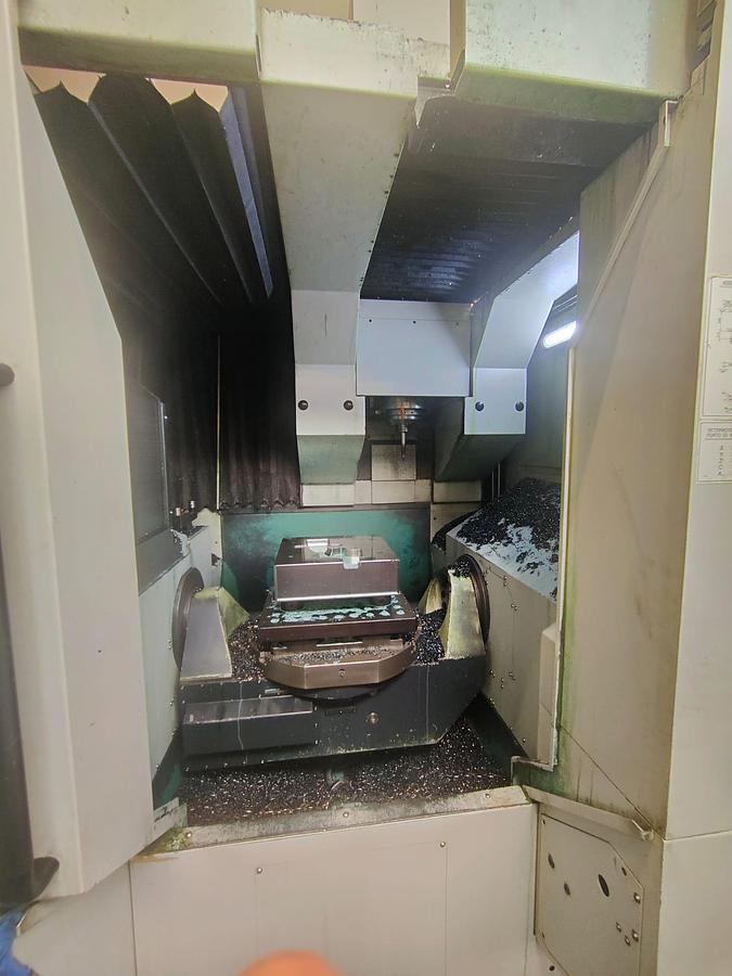 Usado CENTRO VERTICAL DOOSAN Mod. VC 630/5AX