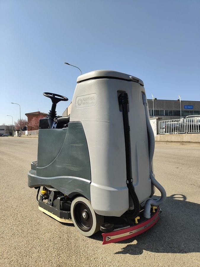 Used 2021 FLOOR SCRUBBER SWEEPER NILFISK BR 755C