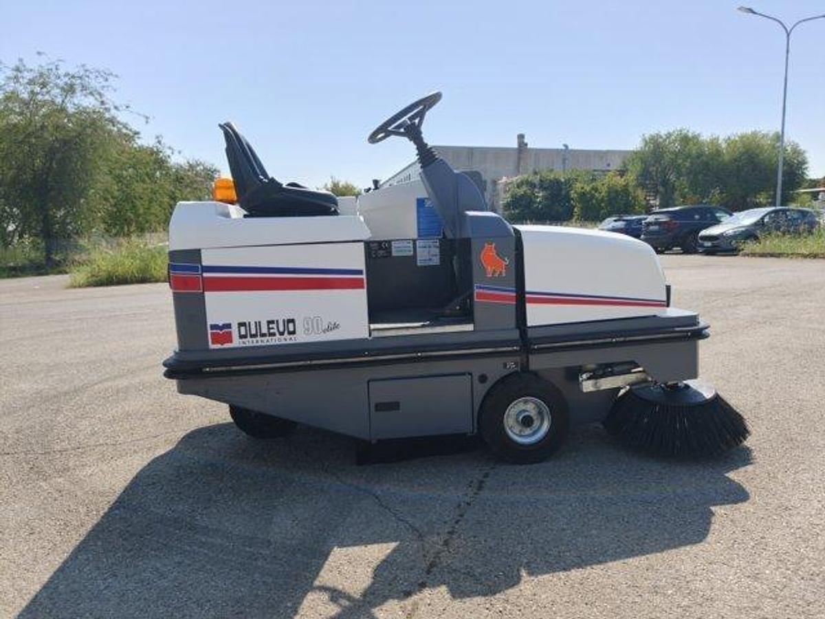Refurbished REFURBISHED INDUSTRIAL SWEEPER DULEVO 90 DK
