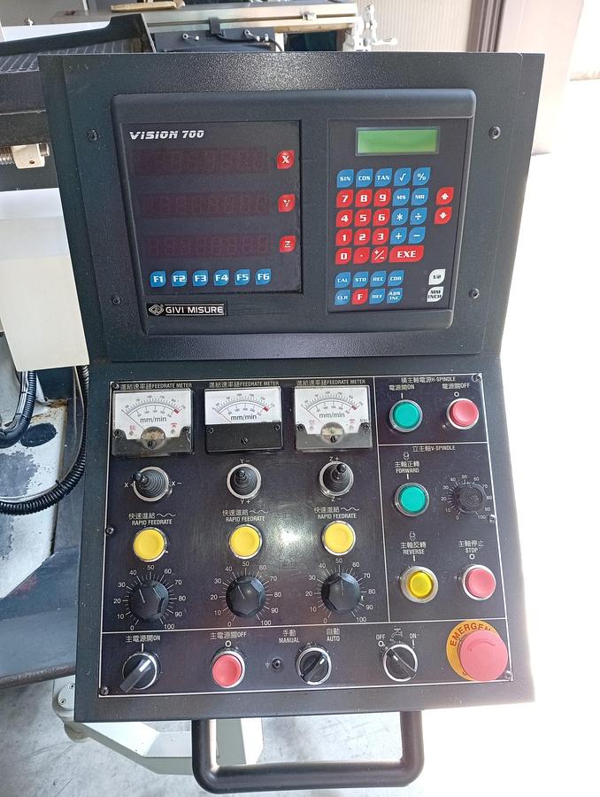 Used YEONG MILLING MACHINE mod.YCM-V85