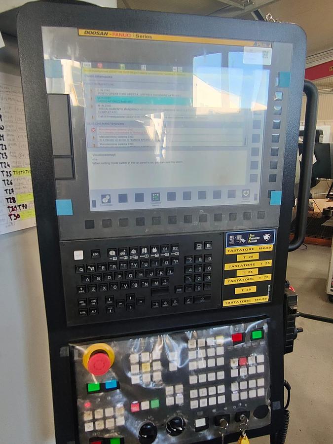 D'occasion Centre vertical DOOSAN 2022, modèle DNM5700