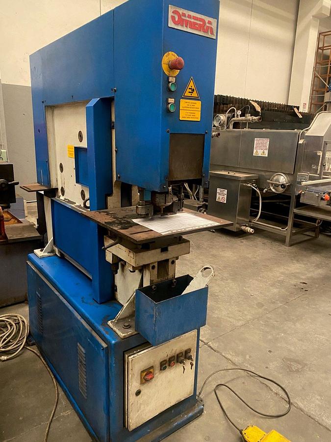 Used HYDRAULIC PUNCHING MACHINE BRAND OMERA MOD. OP 90 HY