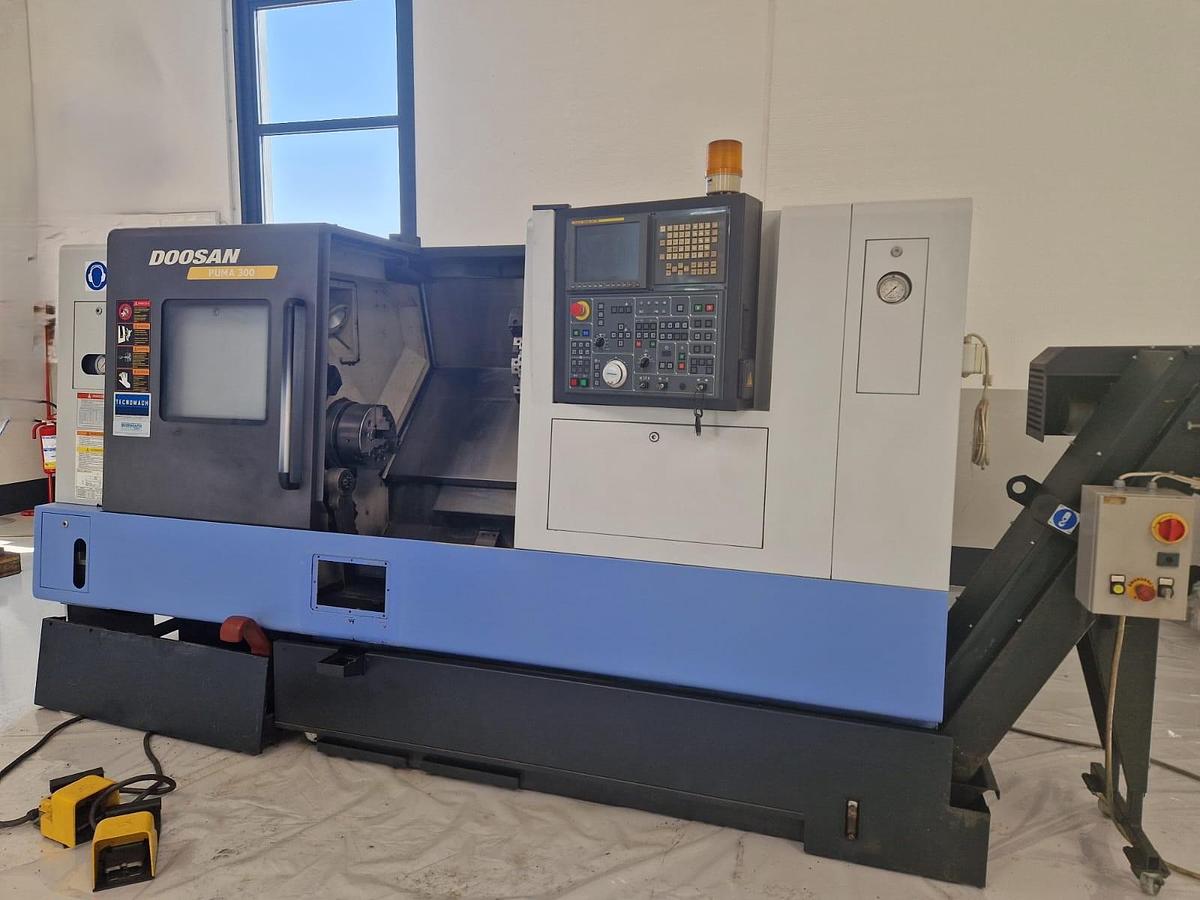 Used 2007 DOOSAN PUMA LATHE model 300 B