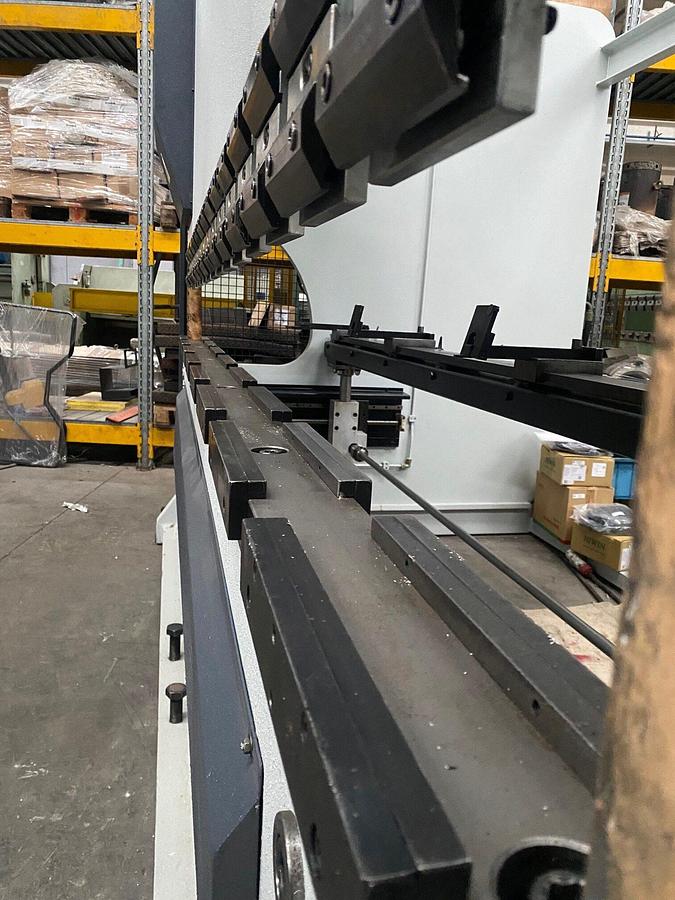 Used HYDRAULIC PRESS BRAKE BRAND IMAL MOD 115\33