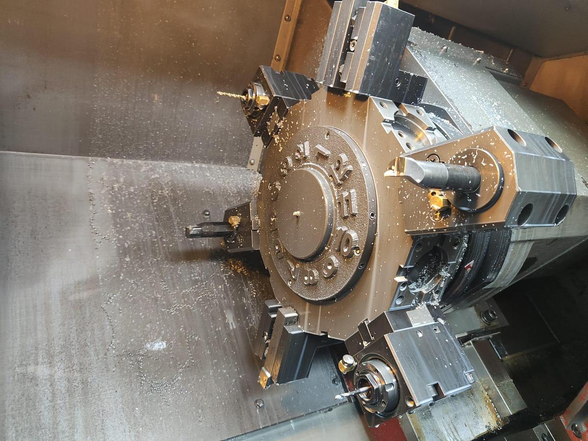 Used 2006 HYUNDAI lathe mod.SKT250M