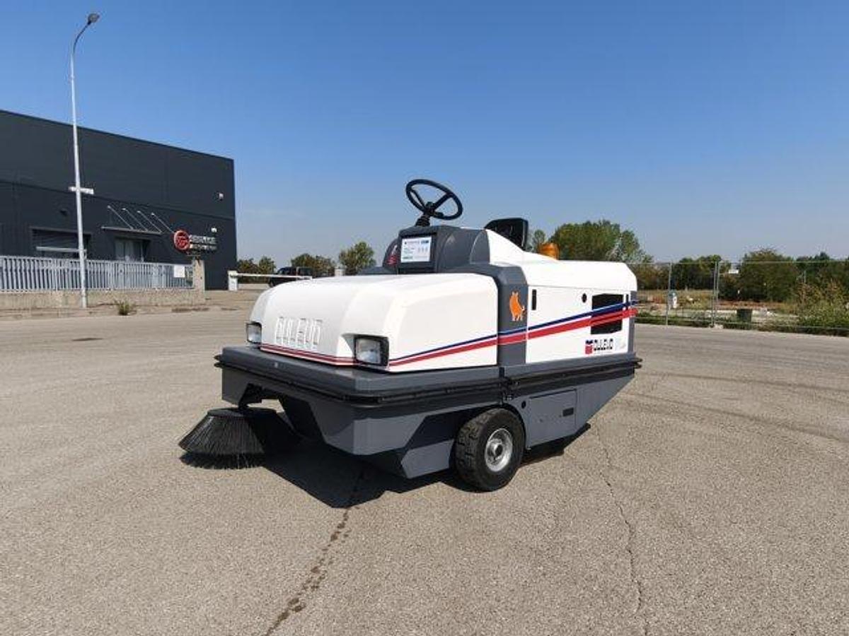 Refurbished REFURBISHED INDUSTRIAL SWEEPER DULEVO 90 DK