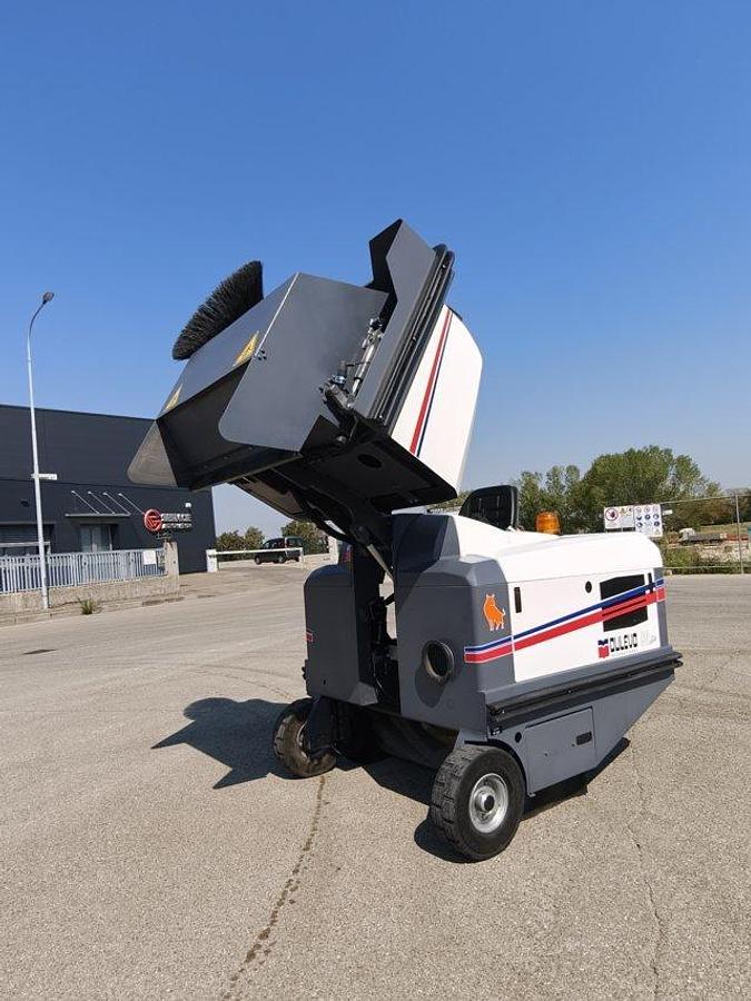 Refurbished REFURBISHED INDUSTRIAL SWEEPER DULEVO 90 DK