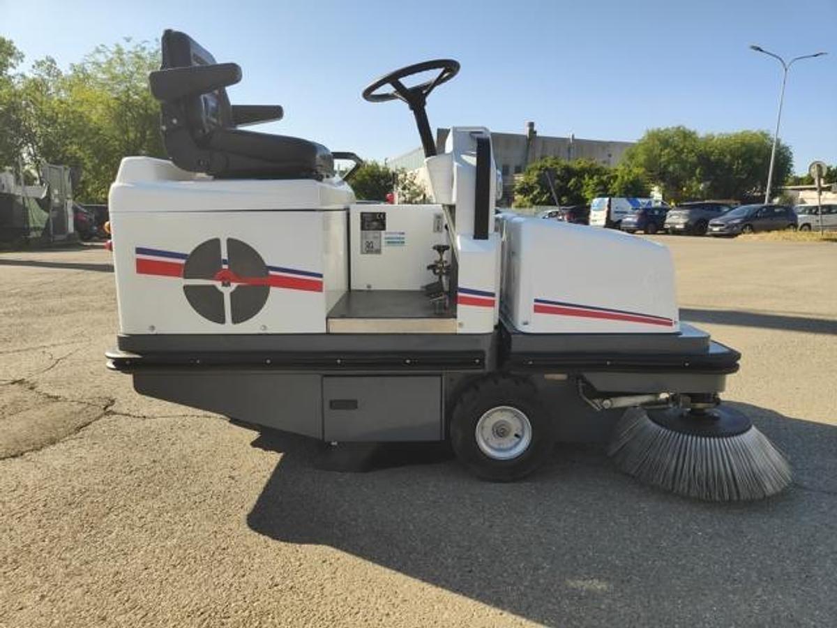 Refurbished 2016 INDUSTRIAL FLOOR SCRUBBER DULEVO 1300 EH REVISED