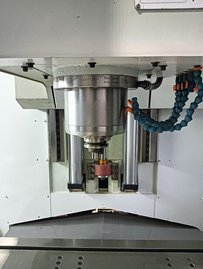 D'occasion Centre d'usinage vertical LAGUN LEAN MACHINERY, modèle MV 12, 2008