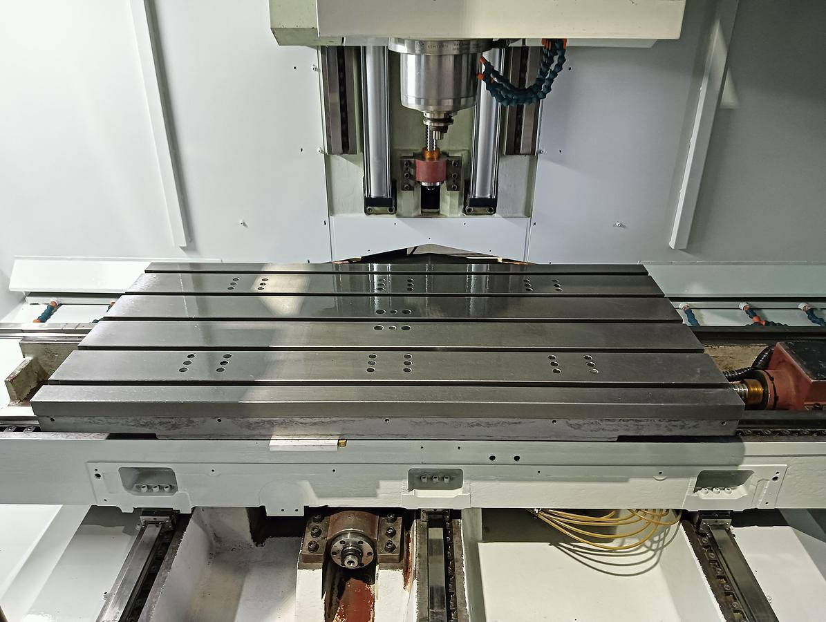 D'occasion Centre d'usinage vertical LAGUN LEAN MACHINERY, modèle MV 12, 2008