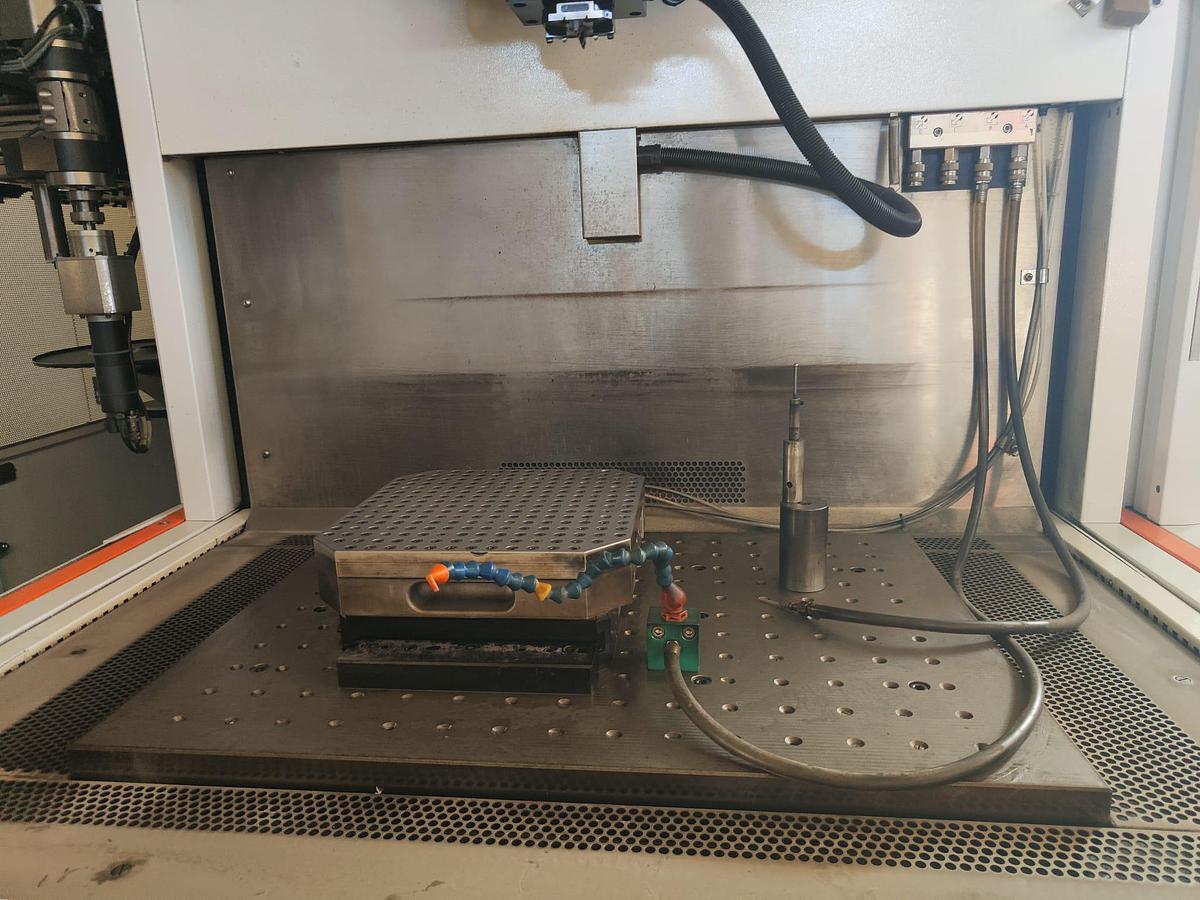 Gebraucht 2010 ELEKTROEROSION TROCKENGF CHAR MILLES FORM 3000 HP