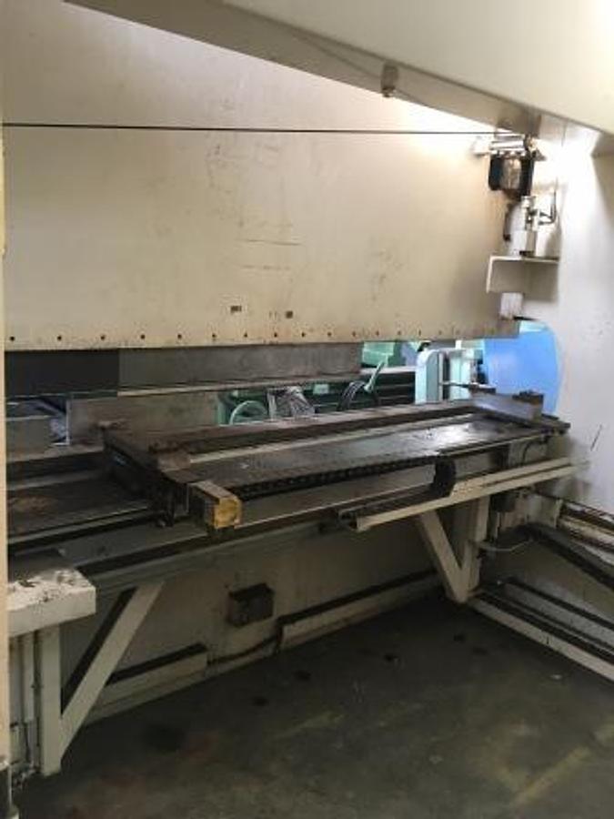 Used HYDRAULIC PRESS BRAKE BRAND LVD MOD. PPEB 135\30