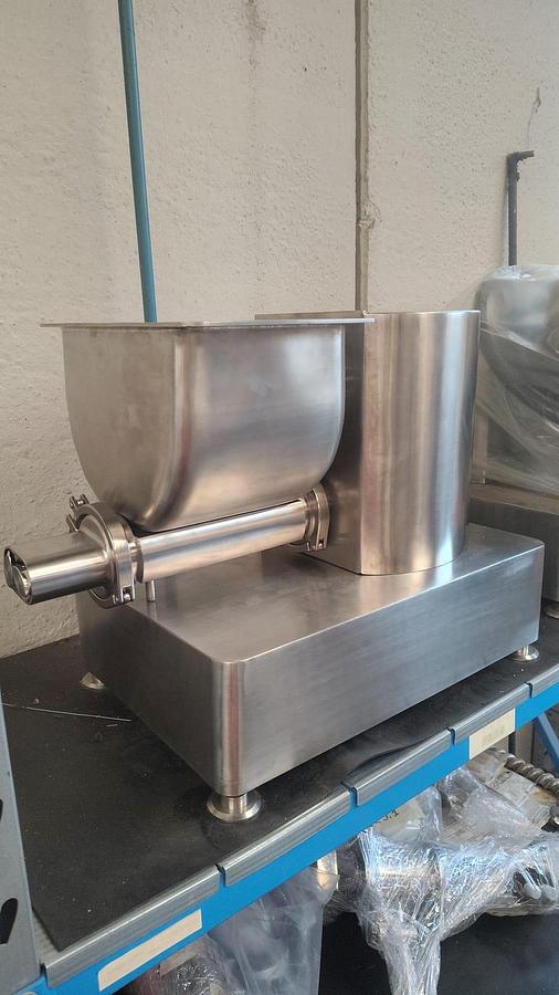 Used 2024 DS50 Twin Screw Feeder for Fluid Jet Micronizers 2