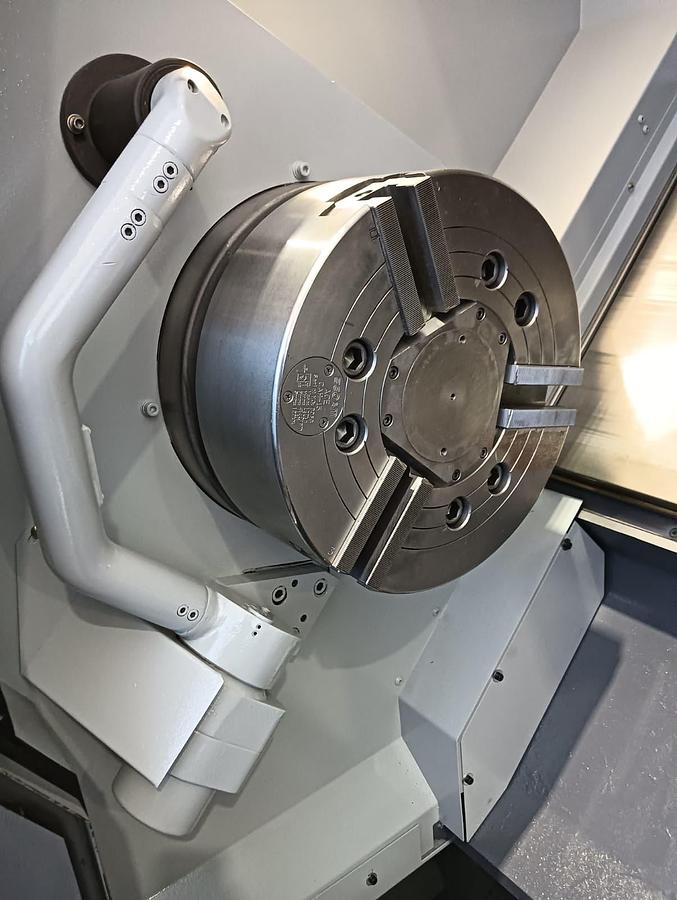 Used 2009 LATHE HYUNDAI model.SKT400LMC