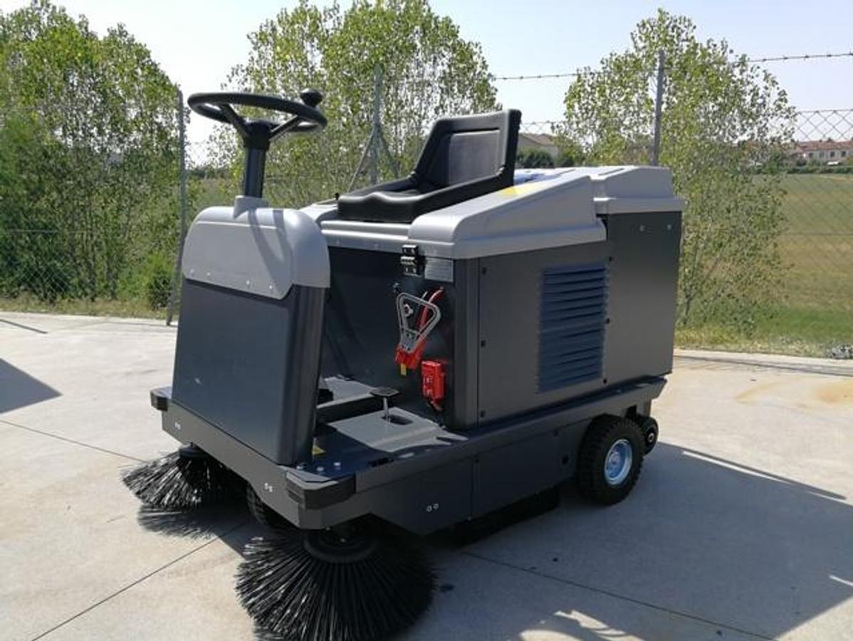 Used 2024 INDUSTRIAL HAND-HELD SWEEPERS ON BOARD WOMAN PERLA 70E – SEMI-NEW