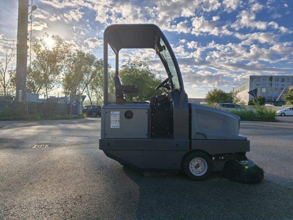 Refurbished REVISED KARCHER KM 130-300 INDUSTRIAL SCRUBBER