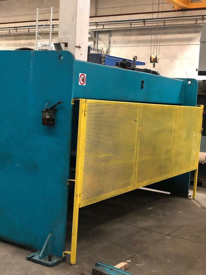 Used HYDRAULIC GUILLOTINE SHEAR BRAND LMF MOD 30-08