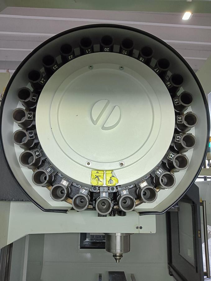 D'occasion Centre d'usinage vertical LAGUN LEAN MACHINERY, modèle MV 12, 2008