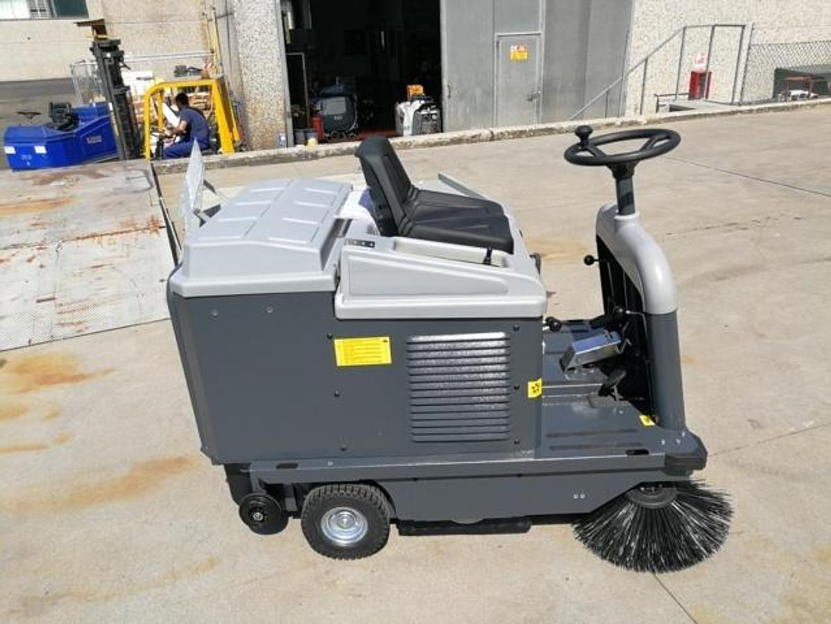 Used 2024 INDUSTRIAL HAND-HELD SWEEPERS ON BOARD WOMAN PERLA 70E – SEMI-NEW