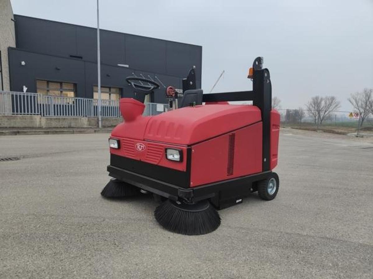 Refurbished REVISED RCm NOVE E TOP sweeper