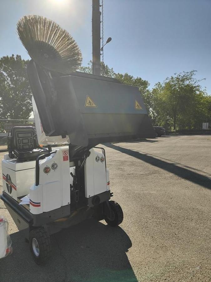 Refurbished 2016 INDUSTRIAL FLOOR SCRUBBER DULEVO 1300 EH REVISED