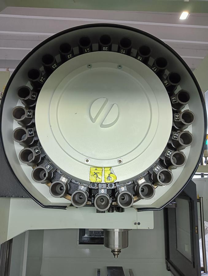 D'occasion Centre d'usinage vertical LAGUN LEAN MACHINERY, modèle MV 12, 2008