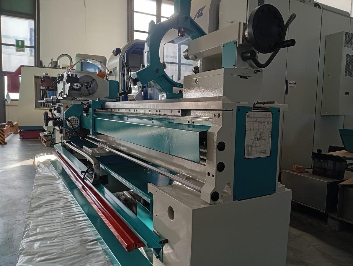 Used 2001 PARALLEL LATHE SBIMEX model.CU630 X 3000 HOLE 103