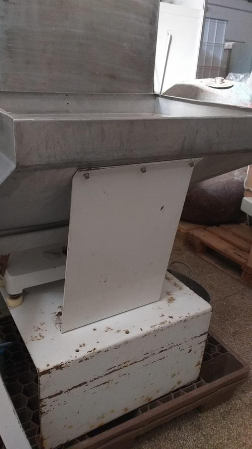 Used Simionato Vibrating Loading Tub / Vibro-Sieve Feed Hopper