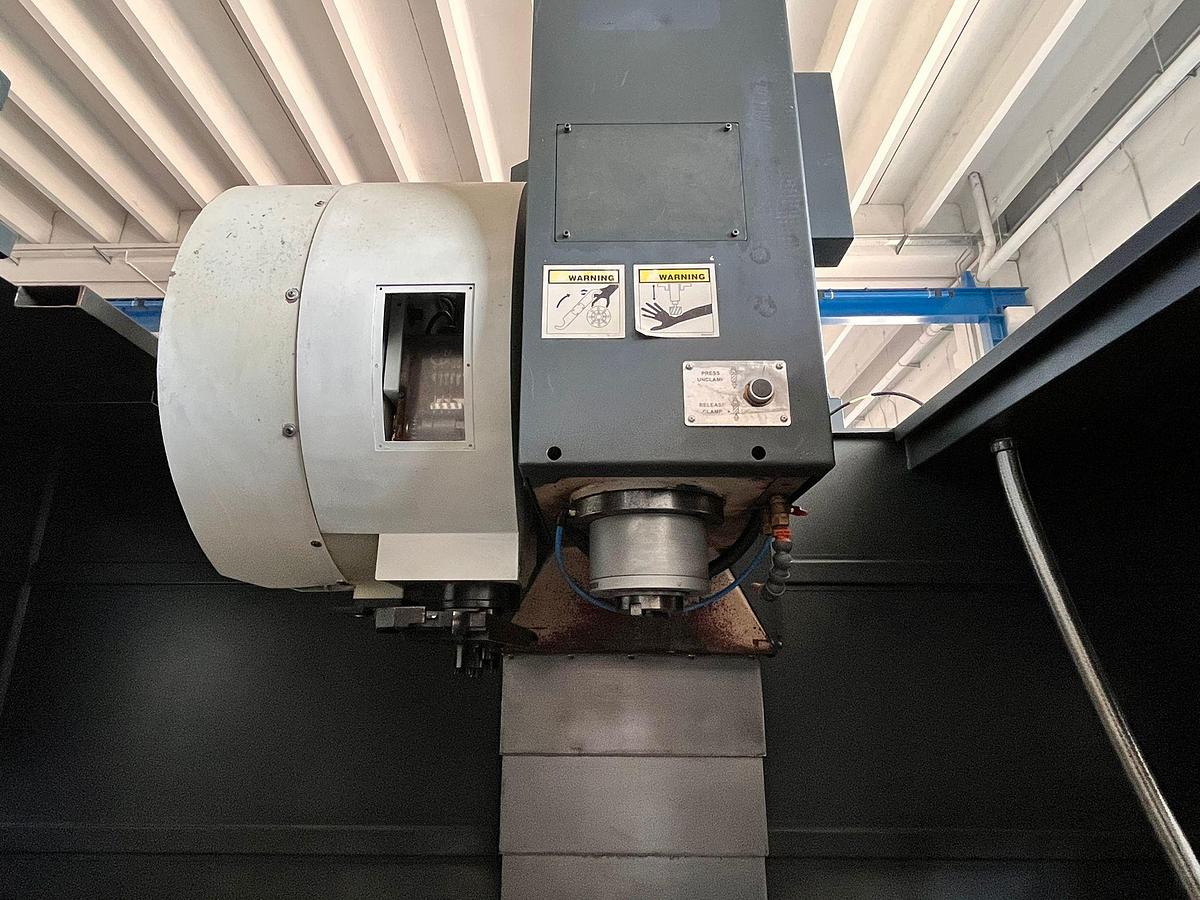 Used 2004 VERTICAL MACHINING CENTER WIKER model.VMC-1050