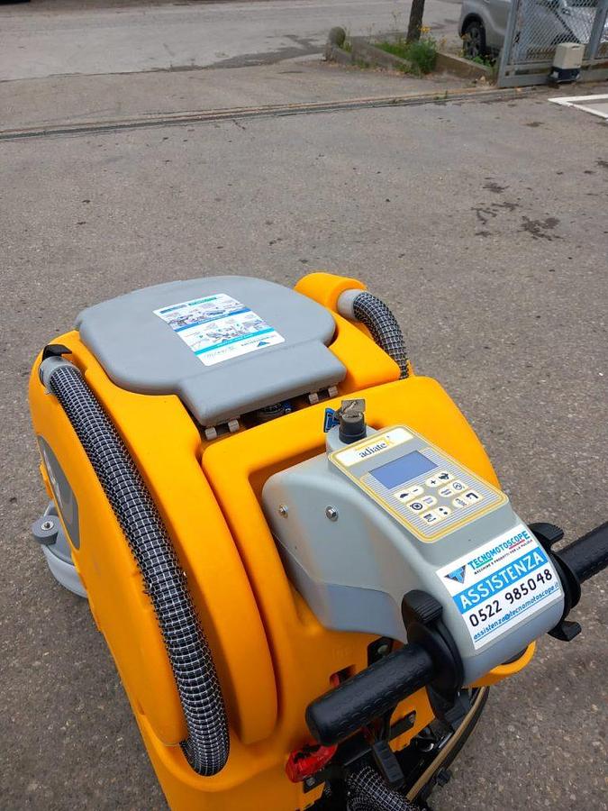Refurbished REVISIONED OPAL 66 FLOOR SCRUBBER