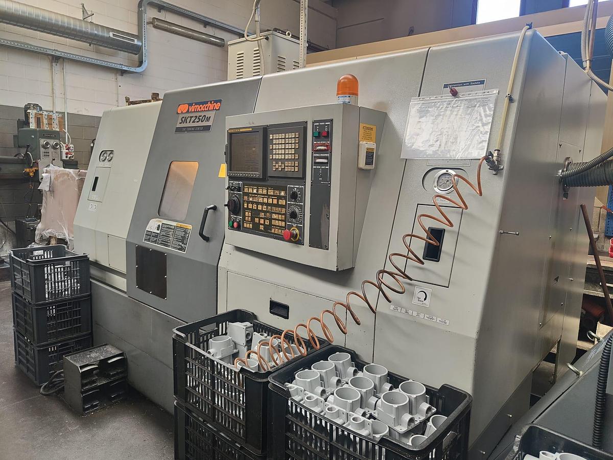 Used 2006 HYUNDAI lathe mod.SKT250M