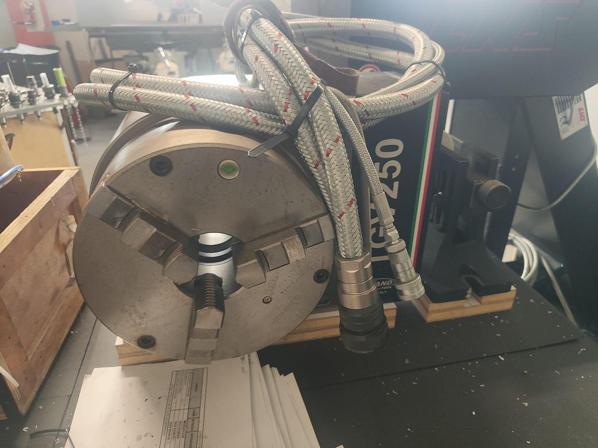 D'occasion Centre vertical DOOSAN 2022, modèle DNM5700