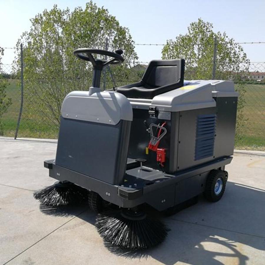 Used 2024 INDUSTRIAL HAND-HELD SWEEPERS ON BOARD WOMAN PERLA 70E – SEMI-NEW