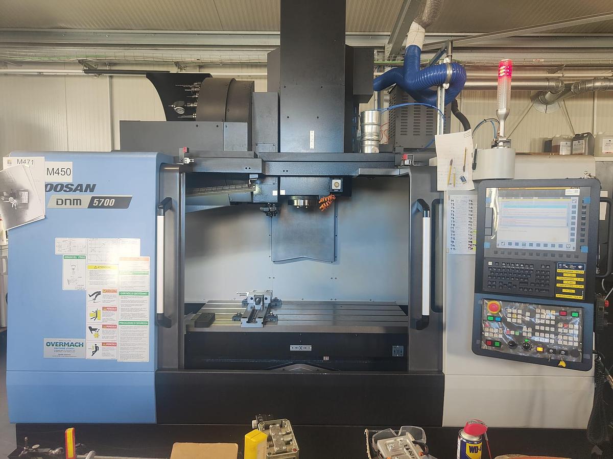 D'occasion Centre vertical DOOSAN 2022, modèle DNM5700