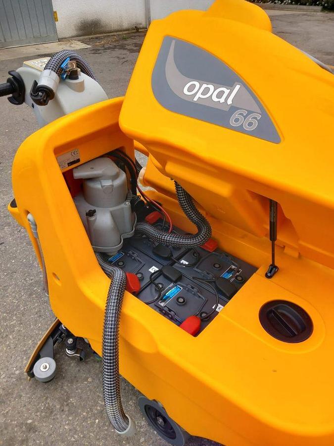 Refurbished REVISIONED OPAL 66 FLOOR SCRUBBER