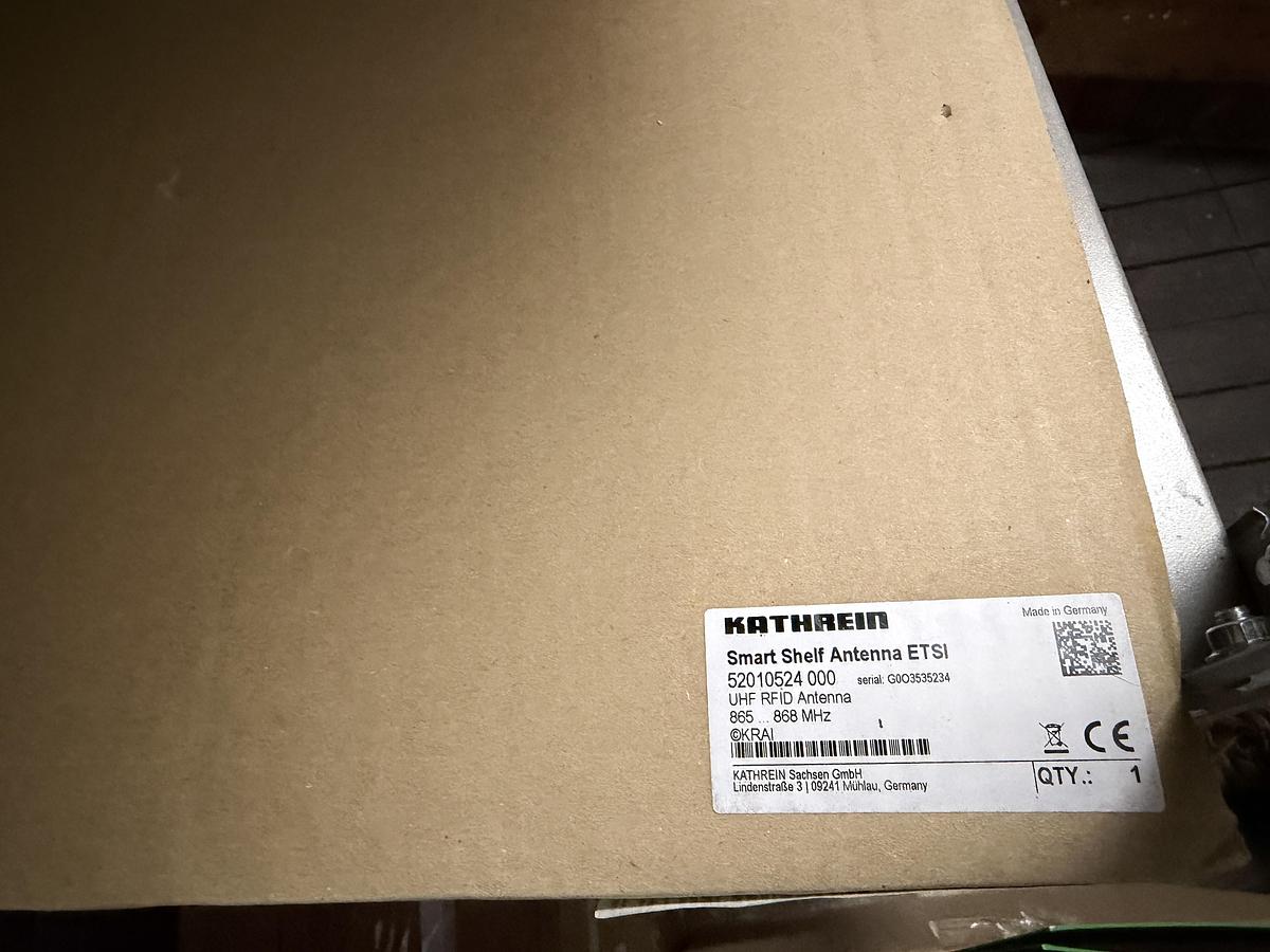 Antenna ETSI 865-868 MHz, 5  dBic 2xFAKRA connect;  33cm x 34cm; with protective cover 
PN: 52010524