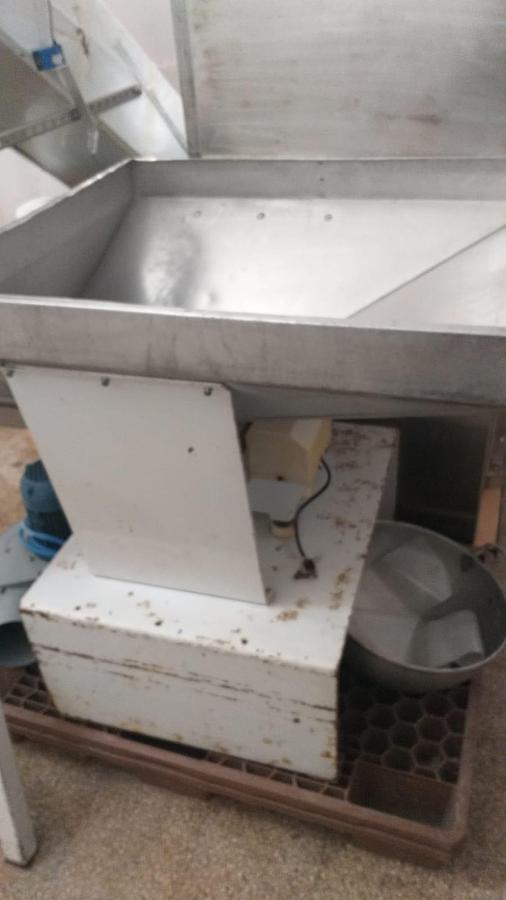 Used Simionato Vibrating Loading Tub / Vibro-Sieve Feed Hopper