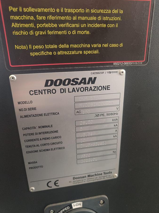 D'occasion Centre vertical DOOSAN 2022, modèle DNM5700