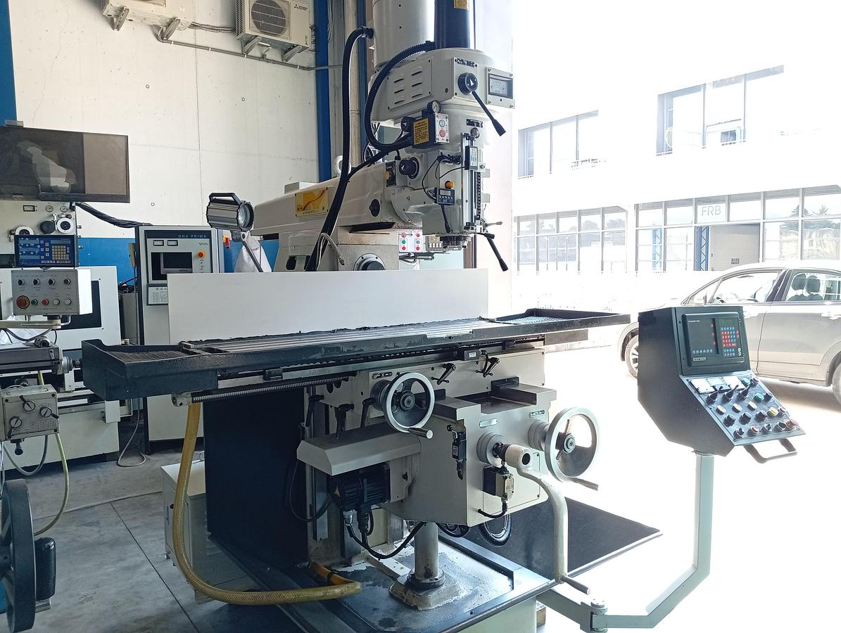 Used YEONG MILLING MACHINE mod.YCM-V85