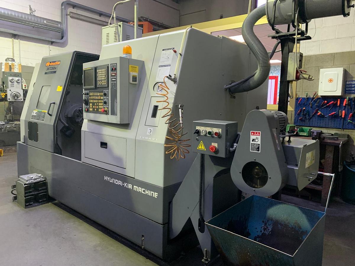 2005 HYUNDAI lathe mod.SKT250M