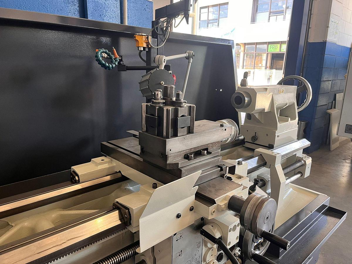 Used 2008 LATHE PARALLEL MOMAC mod.SM 260