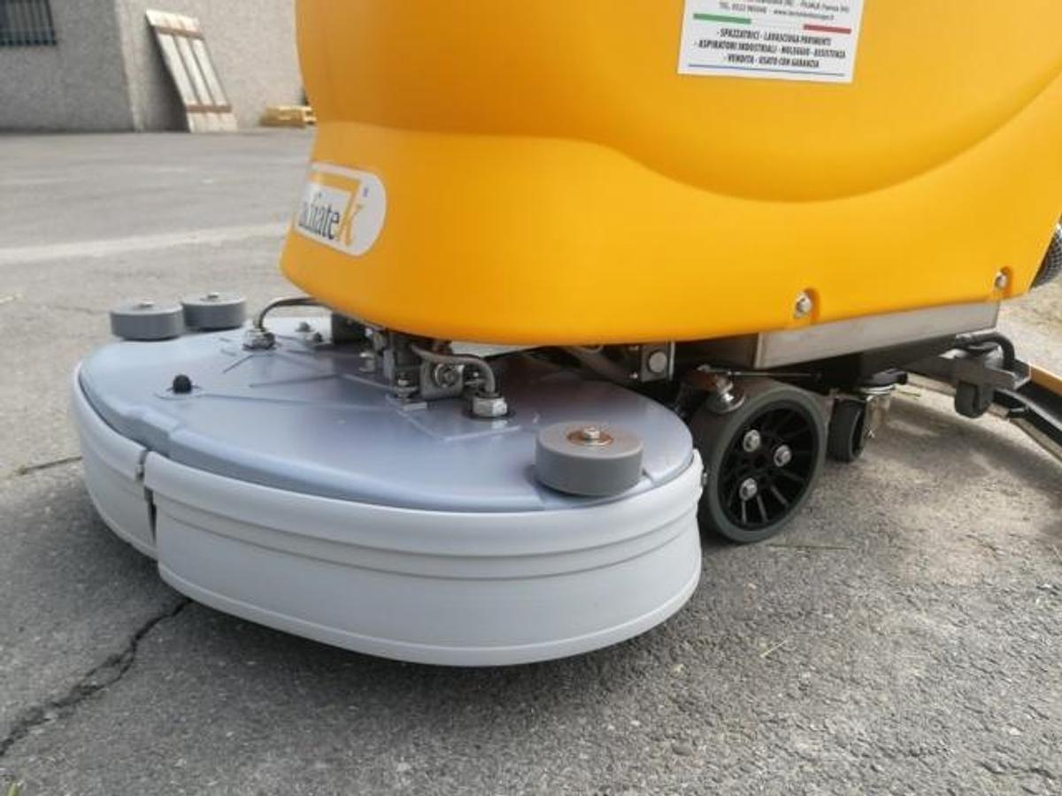 Refurbished 2021 INDUSTRIAL FLOOR SCRUBBER REVISED JADE 66