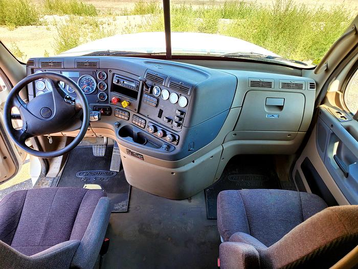 Used 2017 Freightliner Cascadia Truck w/ Sleeper