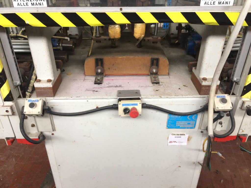 Usato Foratrice per sedili o componenti in multistrato