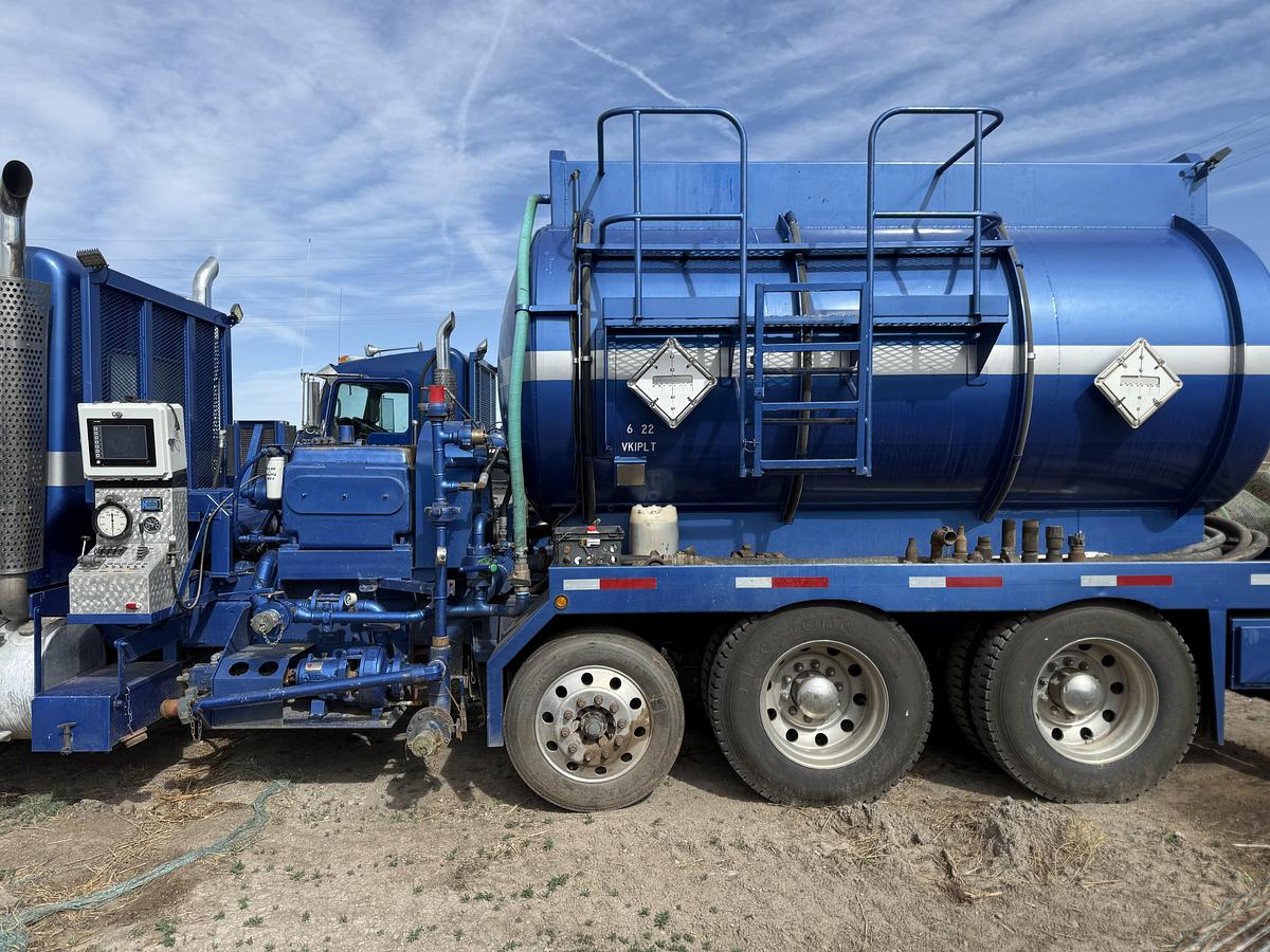 Used 2011 Kenworth Bobtail Pump Truck
