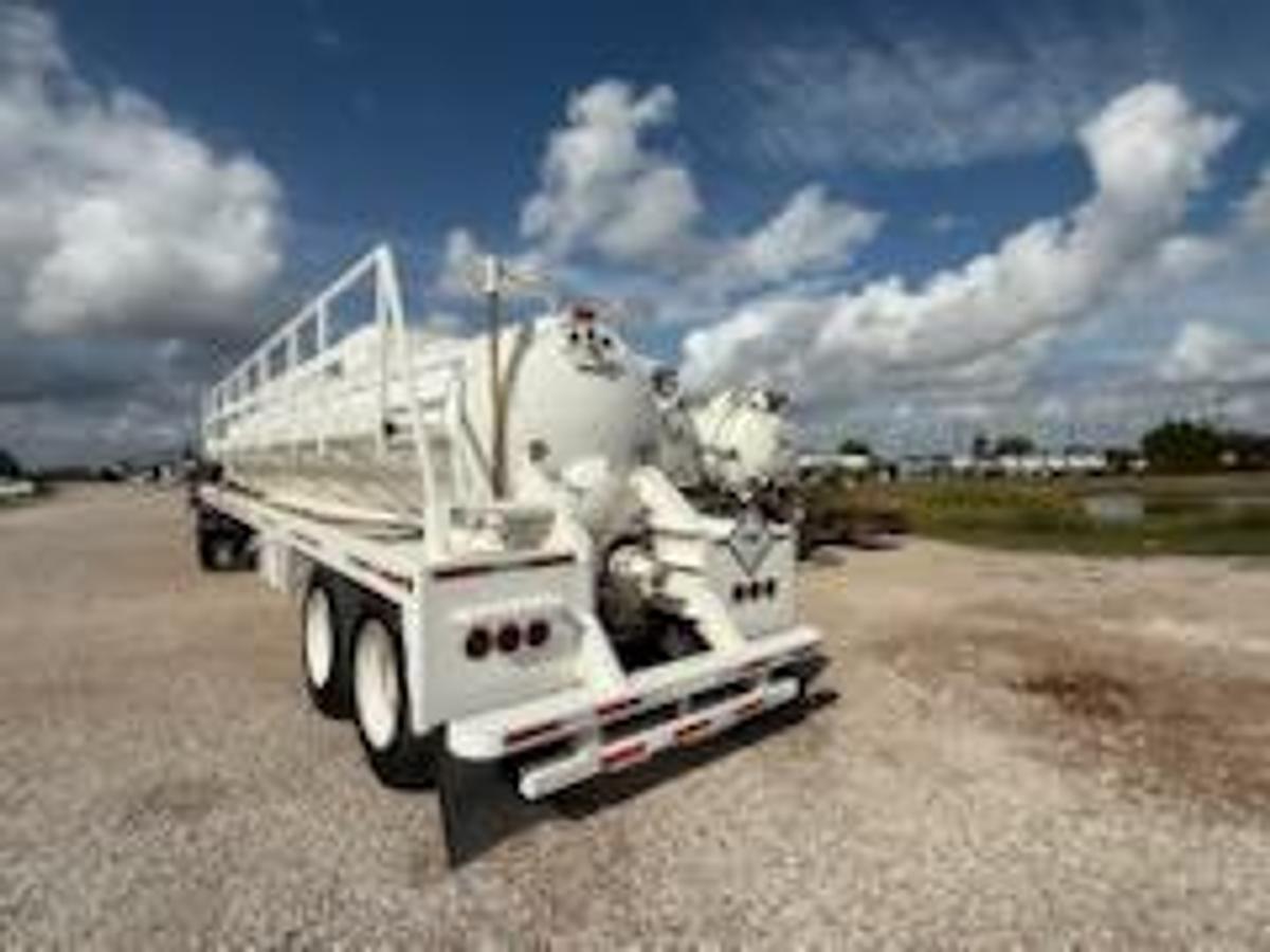 Used 2011 Kenworth T800 Kill Truck & Trailer